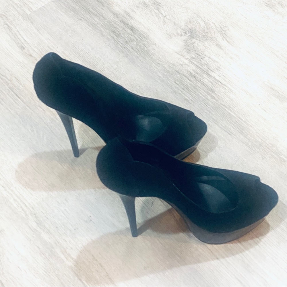 Truth or Dare by MADONNA, Size 7.